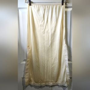 No Brand 100% nylon Ivory full length slip skirt size Large